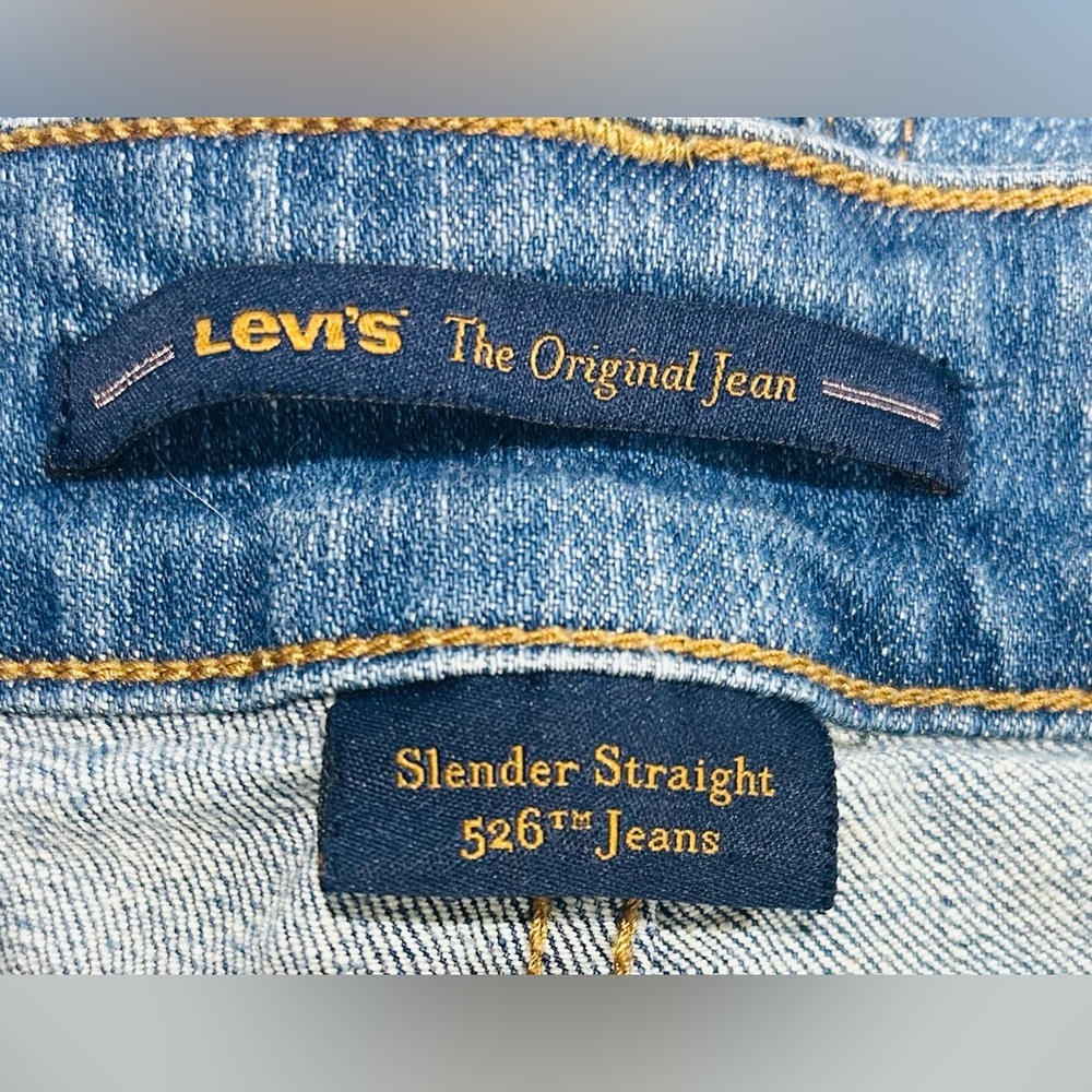 EUC Levi's 526 SZ 6 Blue straight leg 5-pocket jean lightly distressed/waist 29” - Picture 6 of 7